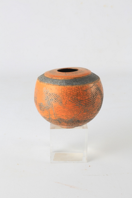Vase boule antique en terre sigillée enfumée