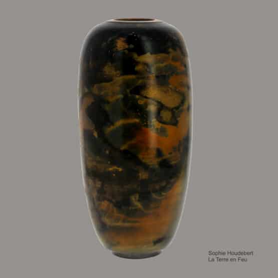 Grand vase tourné, poli à l'agate, cuit avec divers matériaux d'enfumage; Restauration à la laque et à l'or